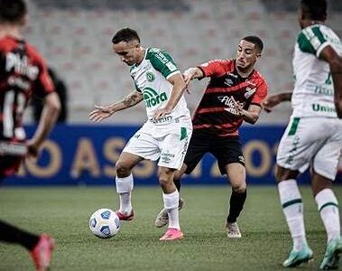 Athletico-PR empata com Chapecoense no fim e amplia jejum na Série B